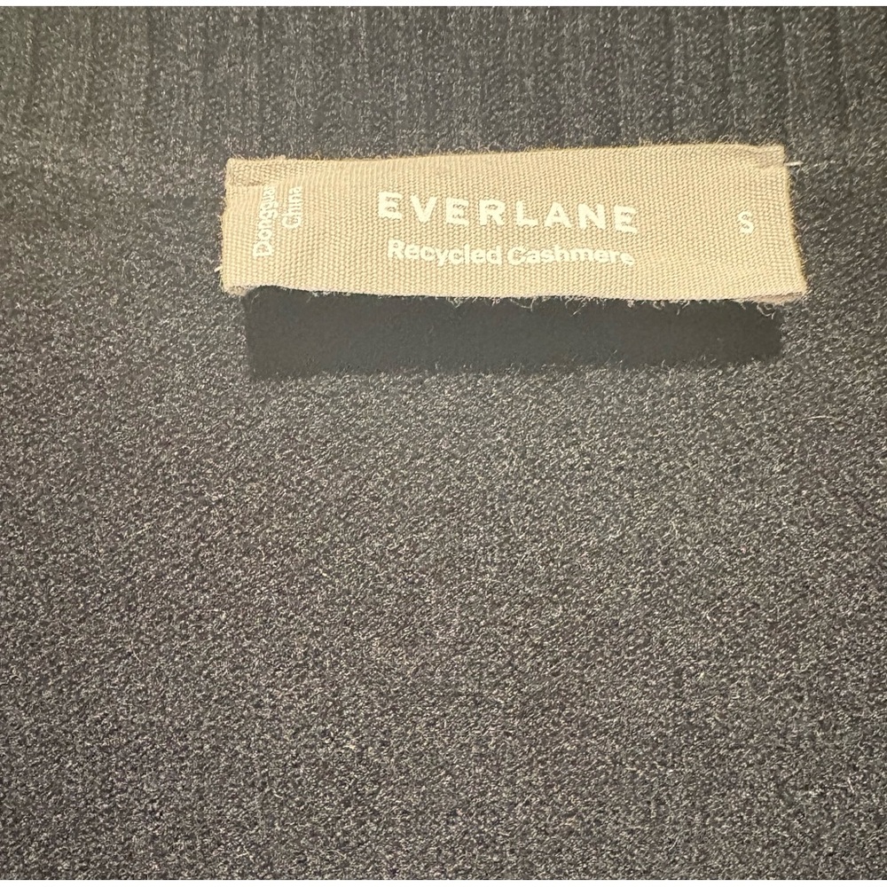 EVERLANE  size S Recycled Cashmere  Classic Black V-Neck Sweater excellent cond. - Picture 2 of 5